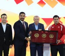 G&uuml;reşin efsaneleri Taha Akg&uuml;l ve Rıza Kayaalp'ten Cumhurbaşkanı Erdoğan'a anlamlı hediye