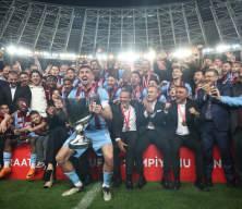 Kaptanın ellerinde y&uuml;kseldi! Trabzonspor, kupasına kavuştu