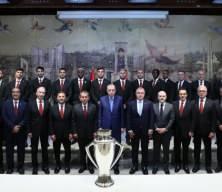 Galatasaray'dan Cumhurbaşkanı Erdoğan'a ziyaret! Forma takdim edildi: Dolmabah&ccedil;e'de dikkat &ccedil;eken kareler