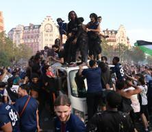 PSG taraftarı zaferi Filistin bayrağıyla kutladı!