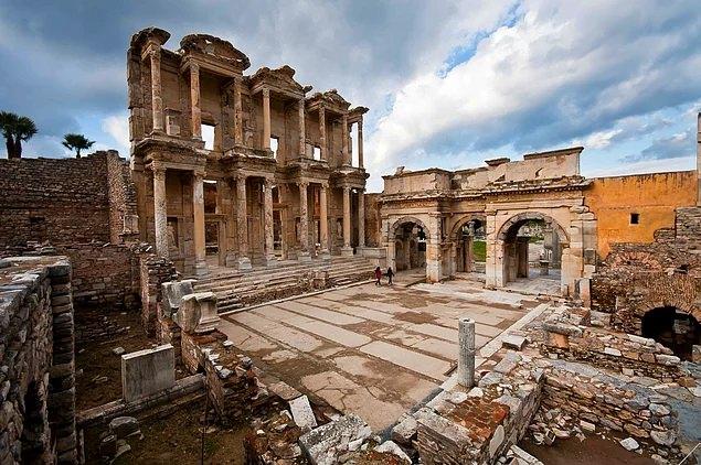 <p><strong>Efes Harabeleri’ni keşfedin</strong><br />
<br />
Efes Antik Kenti'nin kuruluşu milattan önce ikinci yüzyıla kadar dayanıyor ve içerisindeki Artemis Tapınağı ile dünyanın yedi harikasından biri olarak <br />
kabul ediliyor. Efes Antik Kenti, aradan geçen binlerce yıl ve yıkılan onca<br />
yapısına rağmen kültür turistlerinin yoğun ilgisiyle karşılaşıyor.</p>