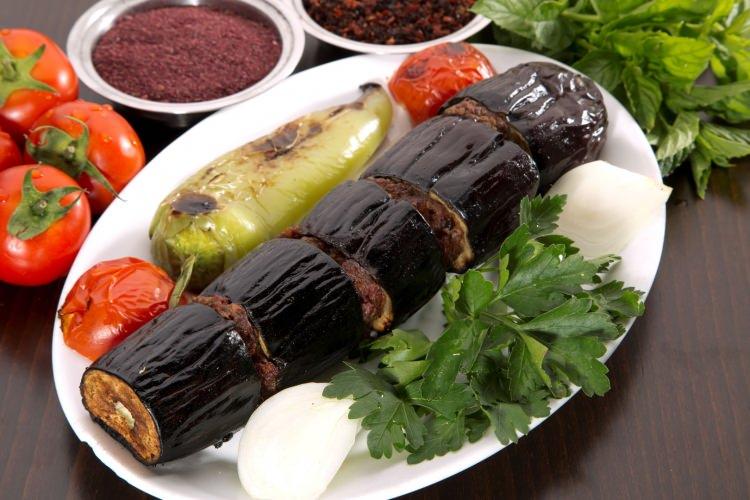 <p><strong>PATLICAN</strong></p>

<p>Patlıcan da solanin maddesin içerir ve gözlerde şişkinlik yapar.</p>
