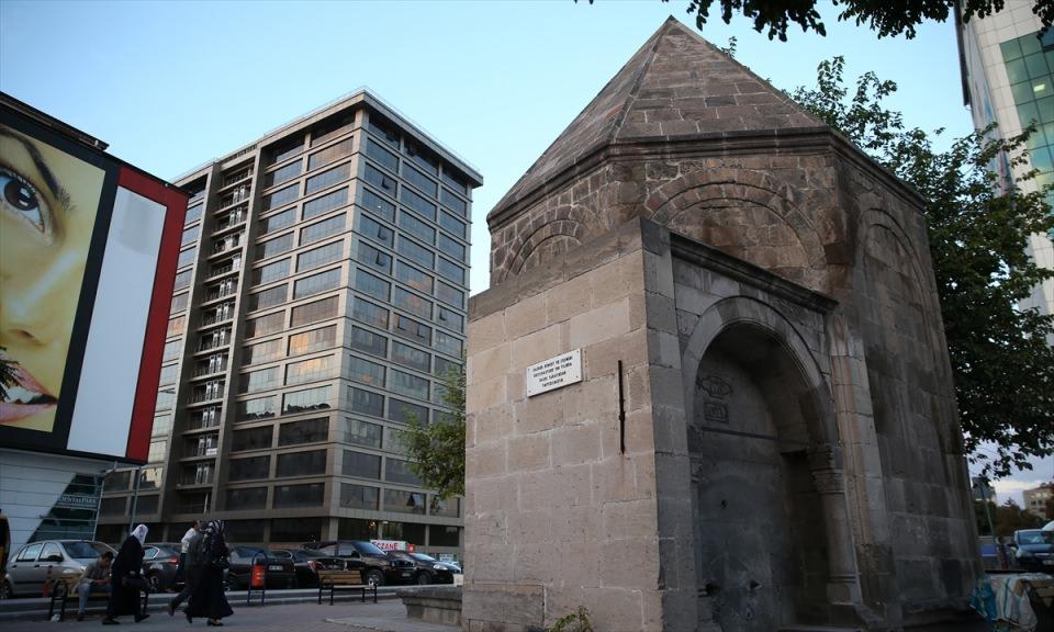 <p>Bu işi kimseye bırakmam, kendim yaparım. Gelecek perşembe bakarım sular bitmiş. Bu işi yaptığımdan bu yana çok huzurluyum. Türbelerde, kümbetlerde huzur buluyorum."</p>
