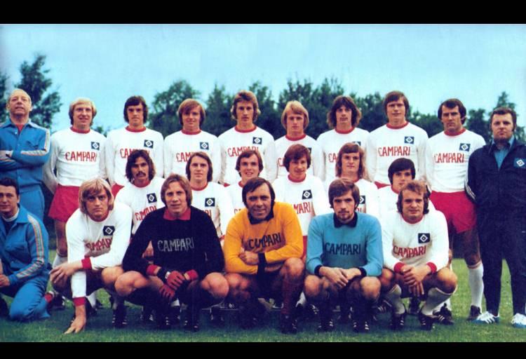 <p>HAMBURG 1974-1975</p>

<p>Soldan sağa</p>

<p><strong>Ayaktakiler:</strong> Teknik Direktör Kuno Klötzer, Horst Heese, Ole Bjørnmose, Klaus Zaczyk, Manfred Kaltz, Caspar Memering, Uwe Mackensen, Peter Nogly, Georg Volkert, Masör Ruisbuildt.</p>

<p><strong>Oturanlar 1.sıra:</strong> Hans-Jürgen Ripp, Willi Reimann, Kurt Eigl, Hans-Jürgen Sperlich, Hans-Heinrich Radbruch.</p>

<p><strong>Oturanlar 2.sıra:</strong> Doktor Freytag, Peter Krobbach, Rudi Kargus, Özcan Arkoç, Dieter Wöbcke, Klaus Winkler.</p>
