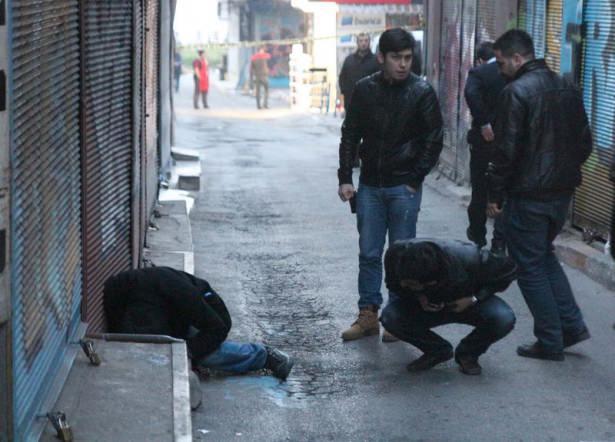 <p>Ankara'da görevli polis memuru, Beyoğlu'nda sokak ortasında karnından vurularak öldürüldü.</p>

<p> </p>
