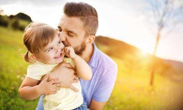 <p>Pekçok çalışma, özellikle istikrarlı babaya sahip olan genç kızlarda davranışsal sorunlardan korunma gibi çeşitli psikolojik yararların olduğu gözlemleniyor.</p>

