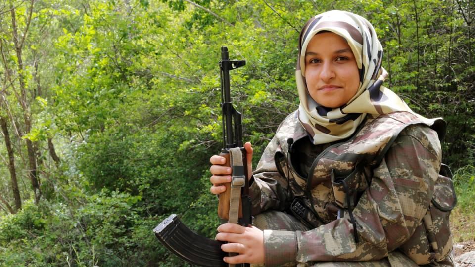 <p><strong>"Kadın korucularımızla gurur duyuyoruz"</strong></p>
<p>Biçer ve Karabulut'un bulunduğu timin sorumlusu güvenlik korucusu başı Yılmaz Üner, kadrolarına yeni ve genç güvenlik korucularının katıldığını belirtti.</p>