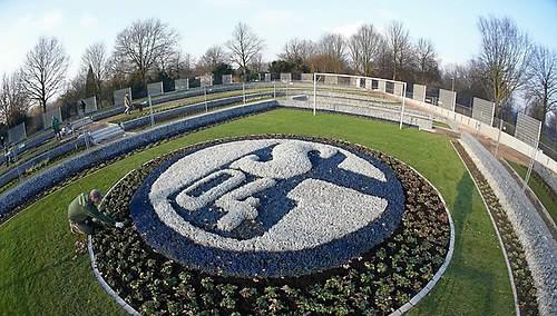 Gelsenkirchen şehrindeki Beckhausen-Sutum mezarlığının 3 bin 600 metrekarelik bir bölümü, Schalke 04 Kulübü'nün de desteği ile satın alınıp Schalke Fan Feld adı altında takımına gönül vermiş kişilerin kullanıma açıldı.