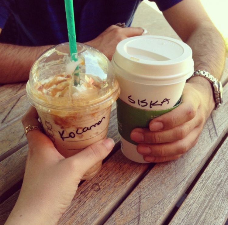 <p>Starbucks çalışanlarının anlaşılması kolay isimleri bile yanlış yazmalarına hiç tanık oldunuz mu?</p>
