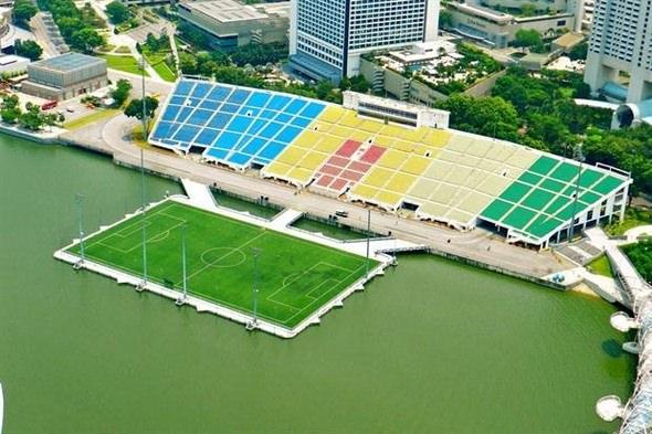 <p>Singapur; Marina StadyumuTamamen çelikten inşa edilmiş. Suyun üzerinde yüzen bir platform şeklinde yaratılan bu stadyum, bin 70 ton ağırlığında ve 9 bin kişi kapasiteli.</p>
