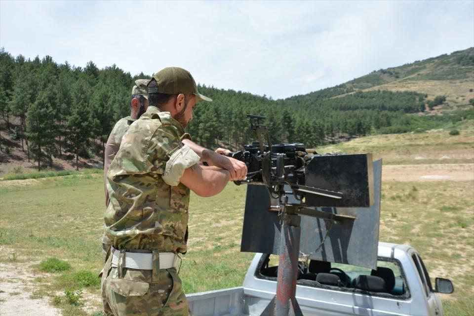 <p>Eğitimlerin çoğu bölgedeki arazi şartları göz önüne alınarak, birebir operasyon icra edilen arazilere benzer bölgelerde gerçekleştiriliyor.</p>