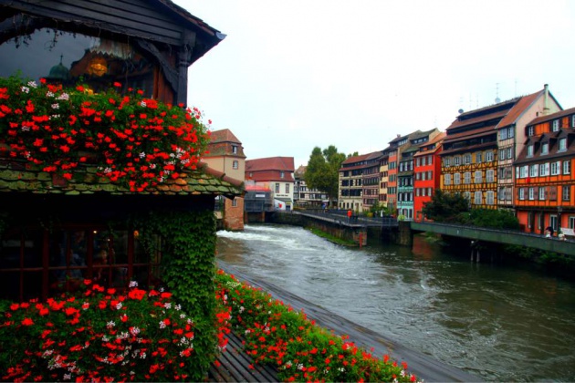 <p>Strasbourg'da hem restaurantlar hem de tipik Fransız kent evleri rengarenk karşınıza çıkacak.</p>