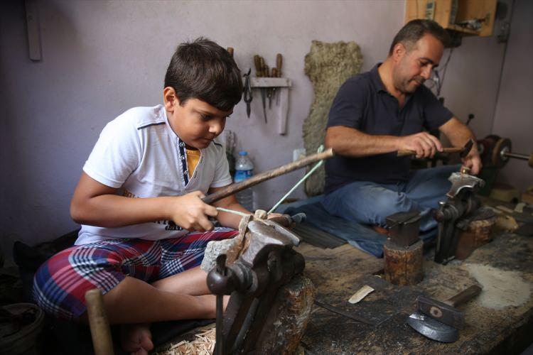 <p>Bıçakların imalatında geleneklere bağlı kalınarak, teknolojik aletler yerine 3 asırlık matkap kullanılıyor. Bir sopaya bağlı ip ve bu ipe sarılı delici bir metalden ibaret matkapla saplarına deliklerin açıldığı bıçaklardan almak isteyenler, siparişi verdikten sonra uzun süre beklemek zorunda kalıyor.</p>
