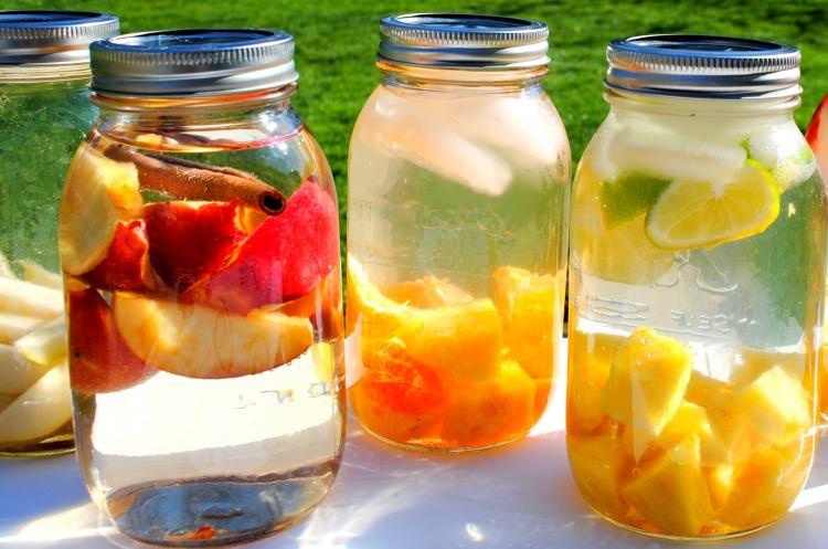 <p><strong>MEYVELİ SU </strong></p>

<p>Günde 8-9 bardak su içmek günlük su ihtiyacımızı karşılayıp cildimizi parlaklaştırır. Su içmeyi sevmeyen yada içemeyen bireyler, bardağın içerisine dilimlenmiş elma, portakal, mandalina gibi mevsim meyveleri koyabilir.</p>
