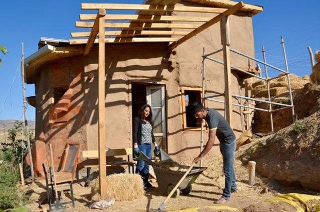 <p>Sıddık Demir Bilim Sanat Merkezinde görsel sanatlar öğretmeni olan Özgür Ekinci (38), AA muhabirine yaptığı açıklamada, resim ve heykelle uğraştıkları için hep samanla iç içe olduklarını, doğal bir hayat için her zaman saman ve çamurdan ev yapmayı hayal ettiklerini söyledi.</p>
