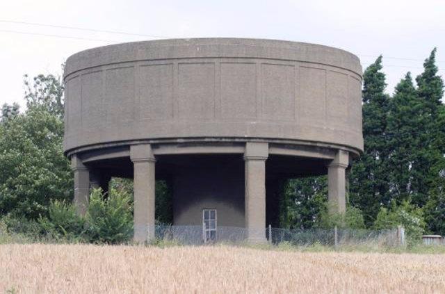 <p>Mike Thomas birkaç yıl önce metruk halde çürümeye bırakılmış beton bir su kulesini satın aldı.</p>
