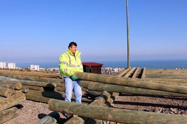 <p>750 metrekare alana sahip, ön cephe yüksekliği 35 metre olan kaleyi tek başına yaklaşık 5 ay gibi bir sürede yapan Emrullah Kaya, askerde aldığı hazzı yaptığı kalede tekrar yaşadığını söyledi.</p>