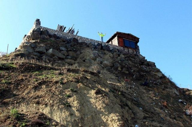<p>Oradaki hazzı burada tekrar almış oluyorum. Burası bir kartal yuvası gibi. Kendi yerimiz. Ormana yakın son arsa. Manzarası güzel. Önü uçurum. Burayı kendi başıma yaptım. Her şeyini kendim tasarladım" dedi.</p>
