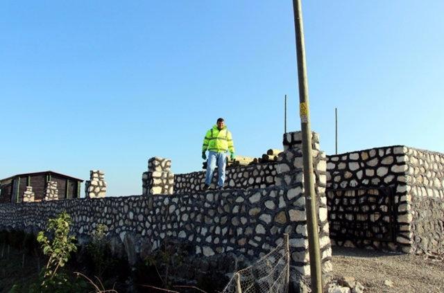 <p>10 yıl inşaat ustalığı yaptığını belirten Kaya, "Ön tarafın yüksekliği 35 metre. Burada her şeyi doğal taş ve ahşap kullandım. Kalenin alanı 750 metrekare. Duvarların genişliği 70 santim. Çalışmadığım zamanlarda bile buraya 4-5 sefer geliyorum.</p>
