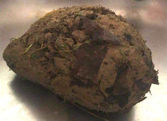 <p>Onu bulduklarında sıradan bir toprak parçası sandılar ama gerçeği görünce inanamadılar. Topraklar temizlenince içinden bakın ne çıktı.</p>