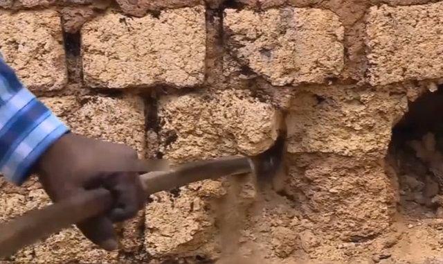 <p>Duvarda bulunan ufak bir delikten içeriye sızan ve duvarı yuvası gibi kullanan yılan çıkmamakta direnince, ev sahibi duvarı kısmen yıkmakta buldu.</p>