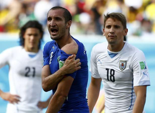 <p>Uruguaylı forvet Luis Suarez, bu sefer de kritik İtalya karşılaşmasında rakibi Giorgio Chiellini'nin omzunu ısırdı.</p>
