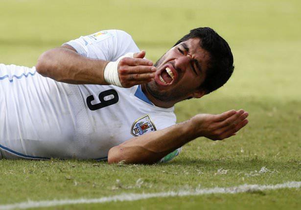 <p>Uruguaylı forvet Luis Suarez, bu sefer de kritik İtalya karşılaşmasında rakibi Giorgio Chiellini'nin omzunu ısırdı.</p>