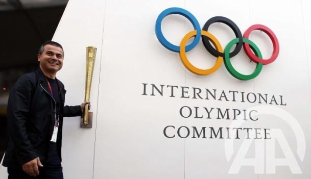 Kötü başladı kötü gitti - Önceki üç olimpiyatta kafile başkanlığı yapan eski Gençlik ve Spor Genel Müdürü Mehmet Atalay, oyunlara kötü başlamanın strese neden olduğunu belirtti. 'Başlarda iyi başlayamazsanız iyi gitmeyebilir. Daha sonra bu durum strese dönüşür ve stres de paniğe neden olur. Bu anlamda Londra Olimpiyatları'nda bir paniğin yaşandığını düşünüyorum' diyen Atalay, şunları söyledi: 'Şimdi kötü başlangıcı bir yana bırakarak Londra Olimpiyatları'ndaki hataları bir yana bırakalım. Yarışmalar devam ediyor. Madalya şansımız devam ediyor. Madalyaya aday sporcularımız hâlâ yarışıyor. Onların desteğe, morale ihtiyacı var. Onlara moral verelim.'