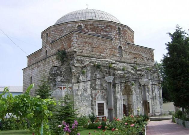 <p>DEFTERDAR SÜLEYMAN ÇELEBİ CAMİİ: Mimar Sinan'a ait bir cami, Fatih Cibali Üsküplü caddesindeki Süleyman Çelebi Camii yahut Üsküplü camiidir. Kadir Has Üniversitesi'nin arkasında,Unkapanı'na yakındır.</p>