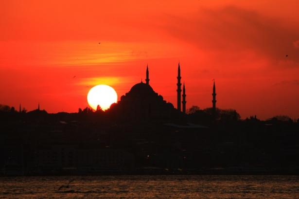 <p>Klasik Osmanlı mimarisinin en önemli örneklerinden biri olan Süleymaniye Camisi’nin ihtişamı kadar bilinmeyen hikâyeleri de büyülüyor dinleyenleri.</p>

<p> </p>
