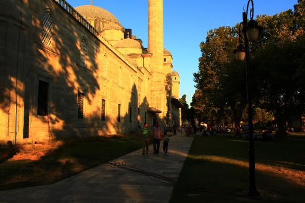 <p>Kanuni durumu kendi gözleriyle görmek için bir ikindi vakti Süleymaniye’ye gitti. Muhteşem yapının içine girdiğinde Sinan tam da söylendiği gibi caminin ortasında oturmuş nargilesini tüttürmekteydi.</p>

<p> </p>
