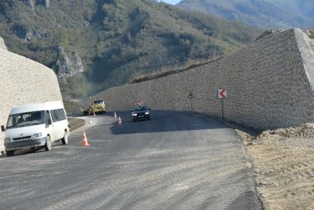 <p>Yılmaz, projenin tamamlanmasıyla 120 kilometrelik Ordu-Mesudiye yolunun 30 kilometre kısalarak 3 saatten 1 saat 15 dakikaya, Sivas-Ordu arası ulaşımın ise 1,5-2 saate ineceğini ifade ederek, yolun Karadeniz'in kapısını Ordu-Sivas-Kayseri-Kahramanmaraş-Adana üzerinden Akdeniz'e açacağını, bu yolla hem turizm hem de ticaretin canlanacağını vurguladı.</p>
