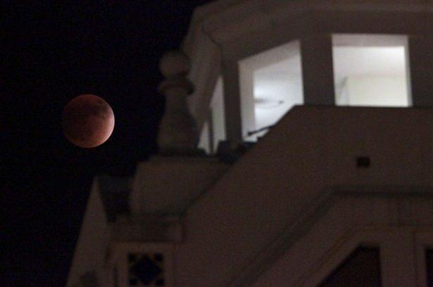 <p>Dünya'nın gölgesinde kalan Ay kızılımsı bir renge büründü. Saat 03.10'da başlayan tutulma saat 05.57'de 'Tam Ay tutulması' olarak gerçekleşti.</p>
