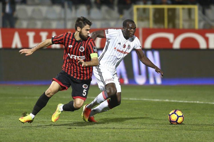 <p>Şartnameye göre Süper Lig’in yayın hakları 10 ayrı paket üzerinden satışa çıkacak. Ancak burada maç yayınları için ilk 4 paket kritik önem taşıyor. İhaledeki diğer 6 madde ise, maçların radyo, bahis, yurtdışı satışı, açık kanal özetleri, klipler ve Süper Kupa’yı kapsıyor.</p>