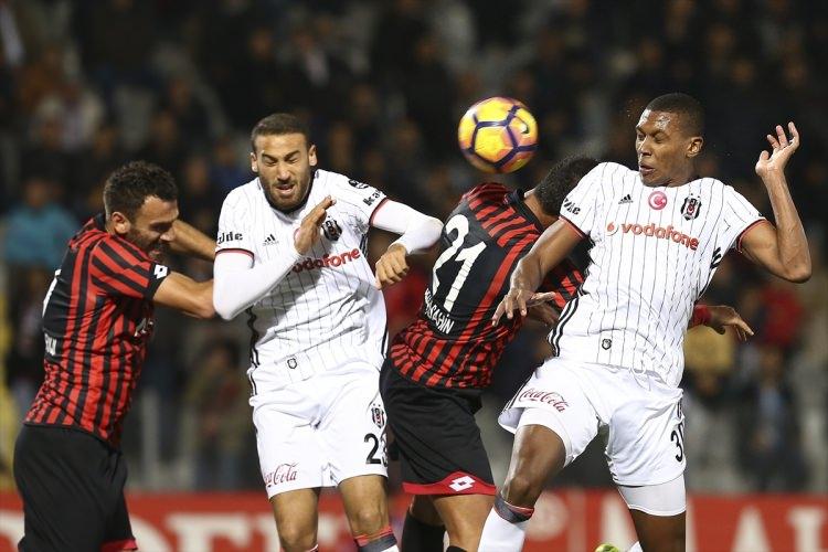 <p>3. PAKET - Bu paketi alan yayıncı kuruluş toplamda 238 maç yayınlayacak. - Ancak sadece 11 hafta boyunca 1’inci maçı seçebilecek. - Geri kalan 227 hafta boyunca ise 3’üncü maçı yayınlayabilecek.</p>