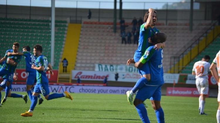 <p>15- Çaykur Rizespor</p>
<p>Toplam oyuncu: 27<br />
Teknik direktör: Hikmet Karaman<br />
En pahalı oyuncu: Leonard Kweuke (3 Milyon Euro)<br />
Yeni kadro değeri: 27.95 Milyon Euro<br />
Eski kadro değeri: 26.70 Milyon Euro</p>