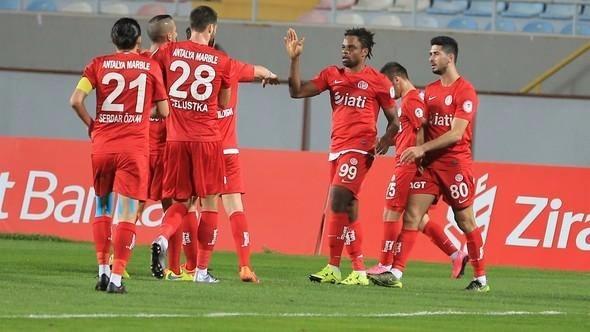 <p>9- Antalyaspor</p>

<p>Toplam oyuncu: 26<br />
Teknik direktör: Rıza Çalımbay<br />
En pahalı oyuncu: El Kabir (3.50 Milyon Euro)<br />
Yeni kadro değeri: 32.23 Milyon Euro<br />
Eski kadro değeri: 29.13 Milyon Euro</p>
