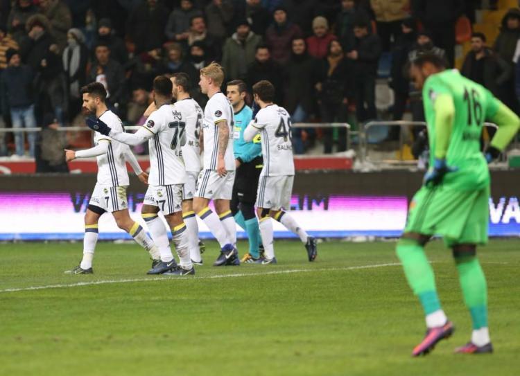 <p>1- Fenerbahçe</p>
<p>Toplam oyuncu: 25<br />
Teknik direktör: Dick Advocaat<br />
En pahalı oyuncu: Jeremain Lens (Kiralık) (12 Milyon Euro)<br />
Yeni kadro değeri: 142.55 Milyon Euro<br />
Eski kadro değeri: 142.55 Milyon Euro</p>