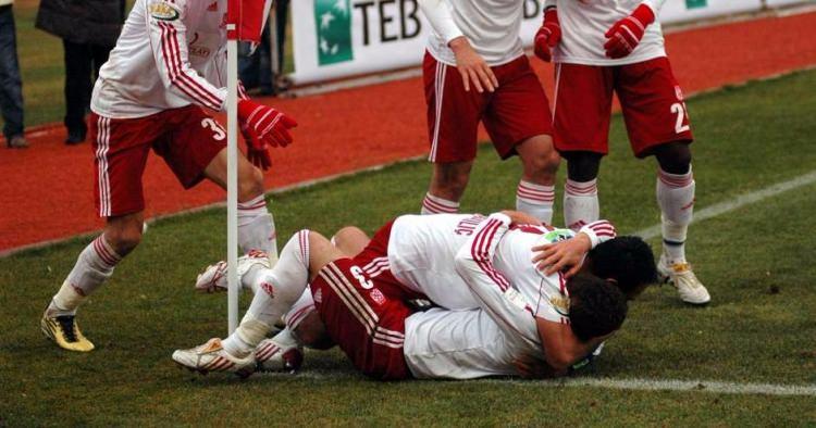 <p><strong>Sivasspor - 2009 / 10</strong></p>

<p><strong>Önceki sezon Lig sırası:</strong> 2</p>

<p><strong>O sezon sonu lig sıralaması: </strong>15</p>

<p><strong>Avrupa'da ilerlediği nokta:</strong> UEFA Avrupa Ligi ön eleme Play off turunda elendi</p>
