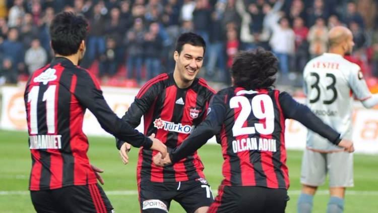<p><strong>Gaziantepspor - 2011 / 12</strong></p>
<p><strong>Önceki sezon Lig sırası:</strong> 4</p>
<p><strong>O sezon sonu lig sıralaması: </strong>10</p>
<p><strong>Avrupa'da ilerlediği nokta:</strong> UEFA Avrupa Ligi 3. turunda elendi</p>