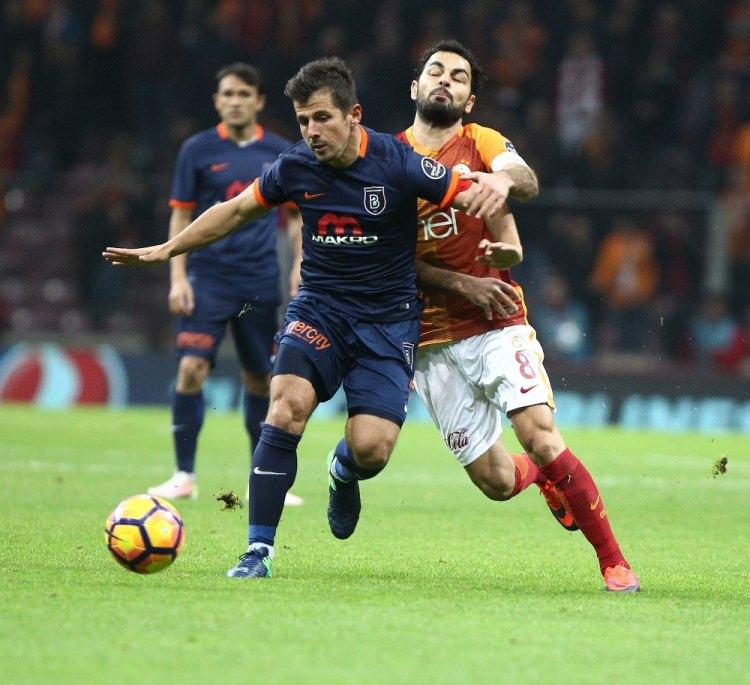 <p><span style="color:#FFFF00"><strong>En çok atan, en az yiyen</strong></span></p>
<p>Spor Toto Süper Lig'de geride kalan 10 haftada en çok gol atan ve kalesinde en az golü gören takım lider Medipol Başakşehir oldu.</p>
<p> </p>
<p>Teknik direktör Abdullah Avcı yönetiminde sergilediği başarılı performansla dikkati çeken turuncu-lacivertli takım, ilk 10 haftada oynadığı maçlardan 8 galibiyet ve 2 beraberlik alarak 26 puanla zirvede yer aldı.</p>
<p>Süper Lig'de namağlup şekilde yoluna devam eden turuncu-lacivertli takım, geride kalan 10 haftada rakip ağları 24 kez havalandırırken, kalesinde ise sadece 6 gol görerek bu iki istatistikte de ilk sırada bulundu.</p>