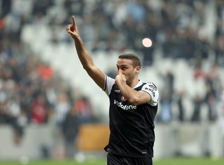 <p><span style="color:#FFFF00"><strong>Golcüler Cenk Tosun ve Traore</strong></span></p>
<p>Süper Lig'de ilk 10 haftanın en skorer isimleri Beşiktaşlı Cenk Tosun ile Kardemir Karabüksporlu futbolcu Abdou Razack Traore.</p>
<p>İki futbolcu da ligde görev aldıkları karşılaşmalarda altışar kez meşin yuvarlığı filelerle buluşturarak gol krallığı yarışında zirvede yer aldı.</p>
<p>Cenk ve Traore'yi beşer golle Galatasaraylı Eren Derdiyok, Bursasporlu Pablo Batalla, Osmanlısporlu Papa Ndiaye ve Kayserisporlu Welliton Morais takip etti.</p>