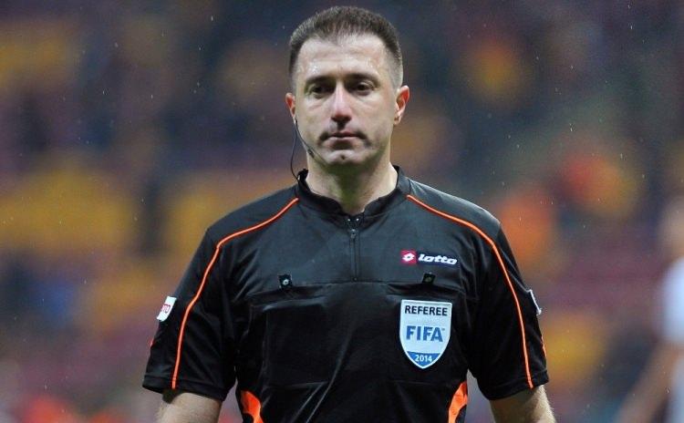 <p><span style="color:#FFFF00"><strong>En fazla maçı Hüseyin Göçek yönetti</strong></span></p>
<p>Spor Toto Süper Lig'de geride kalan 10 haftada en fazla maçı hakem Hüseyin Göçek yönetti.</p>
<p>FIFA kokartlı Hüseyin Göçek, Türkiye Futbol Federasyonu Merkez Hakem Kurulunun 2016-2017 sezonunun Süper Lig hakemleri listesinde yer alan 22 isim arasında en fazla görev alan isim oldu.</p>
<p>İstanbul bölgesinin 39 yaşındaki hakemi Göçek, ilk 10 haftada 8 Süper Lig maçında düdük çaldı. Bu maçlarda bir kez penaltı kararı veren Hüseyin Göçek, bir kez kırmızı ve 26 kez de sarı kartına başvurdu.</p>
<p>Ligde Göçek'i yedişer maçla Ali Palabıyık, Alper Ulusoy, Barış Şimşek ve Fırat Aydınus takip etti.</p>
<p>Hakemler Halis Özkahya, Kutluhan Bilgiç ve Bülent Birincioğlu ise ligde şu ana kadar hiç maç yönetmedi.</p>