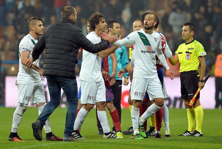 <p><span style="color:#FFFF00"><strong>Kardemir Karabükspor, Gaziantepspor ve Bursaspor'a üçer kırmızı kart</strong></span></p>
<p>Süper Lig'in ilk 10 haftasında Kardemir Karabükspor, Gaziantepspor ve Bursaspor aleyhlerine en fazla kırmızı kart gösterilen takımlar oldu.</p>
<p>Ligde şu ana kadar Kardemir Karabükspor, Gaziantepspor ve Bursasporlu futbolculara üçer kez kırmızı kart gösterildi.</p>
<p>Kardemir Karabükspor'da Ceyhun Gülselam, Kerim Zengin ve Dany Nounkeu, Gaziantepspor'dan Frantisek Rajtoral, Abdulkadir Kayalı ve Muhammed İldiz, Bursaspor'dan da İsmail Konuk (2) ve Erdem Özgenç kırmızı kart gördü.</p>
<p>Ligde en fazla sarı kart ise otuzar kezle Trabzonspor ve Kayserispor aleyhine çıktı.</p>