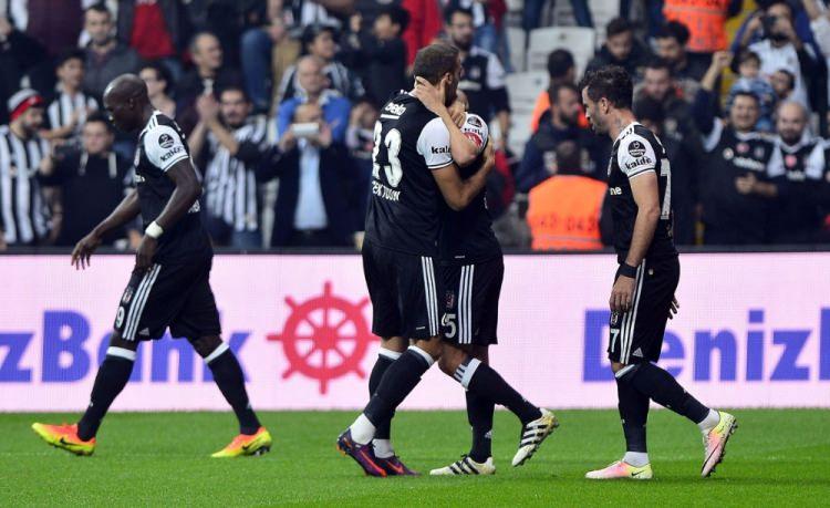 <p><span style="color:#FFFF00"><strong>Beşiktaş, Gaziantepspor ve Kasımpaşa'ya üçer penaltı</strong></span></p>
<p>Süper Lig'in geride kalan bölümünde en çok penaltıyı Beşiktaş, Gaziantepspor ve Kasımpaşa kullandı.</p>
<p>Hakemler, ligin 10 haftasında bu üç takım lehine üçer kez penaltı noktasını gösterdi.</p>
<p>Ligde aleyhine en fazla penaltı kararı verilen takım ise 4 kezle Kardemir Karabükspor oldu.</p>
<p>Bu sezon Fenerbahçe lehine 2, aleyhine de 3 penaltı kararı verildi.</p>
<p>Galatasaray lehine bir penaltı kararı çıkarken, sarı-kırmızılıların rakipleri ise hiç penaltı noktasına gidemedi.</p>