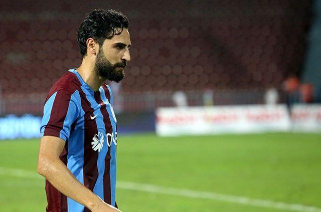 <p>Alınan bilgilere göre gurbetçi futbolcunun ilk tercihi Trabzon'da kalmak...</p>
