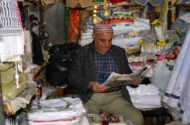 <p>Ancak şimdi hiçbir iş yapamadıklarını anlatan Oğur, "Çarşımız açık olmasına rağmen hiç siftah yapmayan arkadaşlarımız var. İnşallah devletimiz bize yardım eder. Esnaf olarak çok mağdur olduk." dedi.</p>