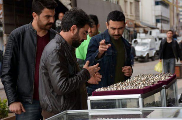 <p>Esnaf Yaşar Üstün ise "Diyarbakırımızda şimdiye kadar böyle huzursuzluklar olmadı. Binlerce insanımız mağdur oldu. Allah yardımcıları olsun." diye konuştu.</p>