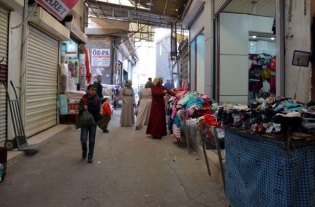 <p>"BOMBA PATLATMAK CANAVARLIKTIR"</p>
<p>"Dört aydır Diyarbakırımız huzursuzluk içinde, esnafımız perişan olmuş. Huzur olmazsa dükkan açıp esnaflık da yapılmıyor." diyen Üstün, "Devletimiz bize yardımcı oluyor. Esnaf huzur istiyor. Diyarbakır, Şanlıurfa ve Ankaramızda bombalar patladı.</p>
