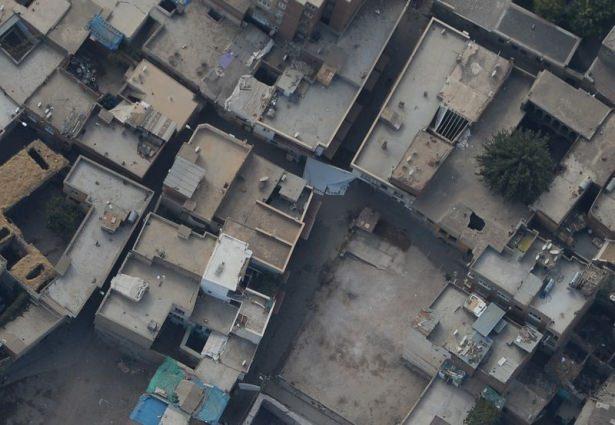 <p>Diyarbakır'ın Sur ilçesinde terör örgütü mensuplarının sokak aralarına kazdığı hendekler helikopterden görüntülendi.</p>
<p> </p>